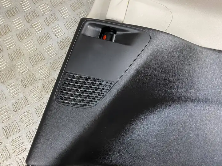 Chrysler Pacifica (2016 - ) 5RP702D2AH Обшивка раздвижной двери — фото 26