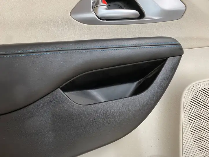 Chrysler Pacifica (2016 - ) 7BZ401DQAA Обшивка раздвижной двери — фото 4