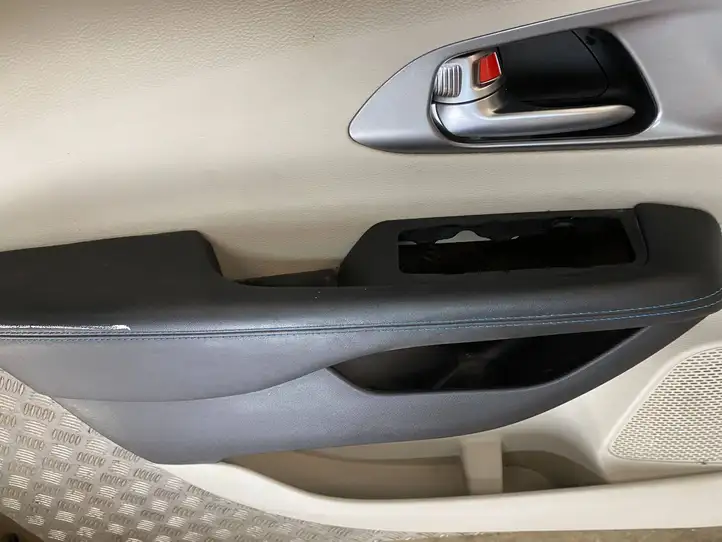 Chrysler Pacifica (2016 - ) 7BZ401DQAA Обшивка раздвижной двери — фото 8