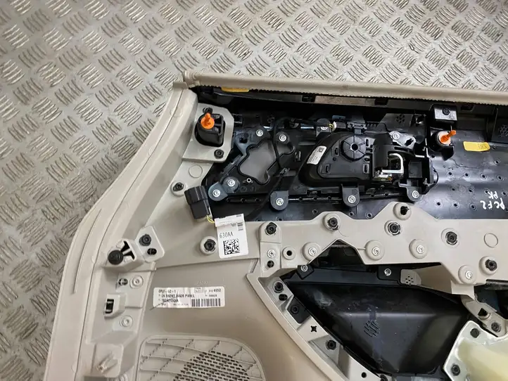 Chrysler Pacifica (2016 - ) 7BZ401DQAA Обшивка раздвижной двери — фото 13