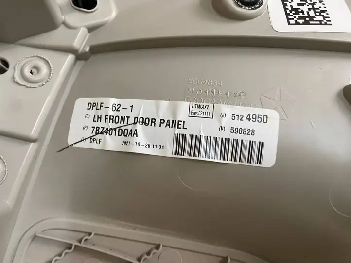 Chrysler Pacifica (2016 - ) 7BZ401DQAA Обшивка раздвижной двери — фото 17