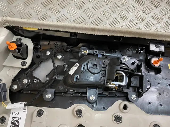 Chrysler Pacifica (2016 - ) 7BZ401DQAA Обшивка раздвижной двери — фото 18