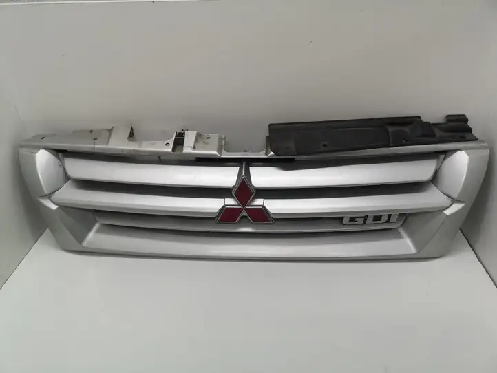 Mitsubishi Pajero (1999 - 2003) Верхняя решетка радиатора — фото 1