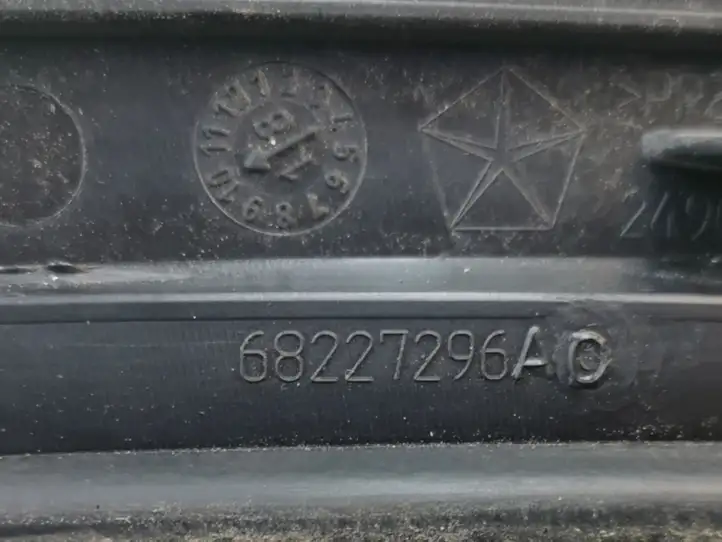 Chrysler Pacifica (2016 - ) 68227296AD Облицовка заднего бокового стекла — фото 4