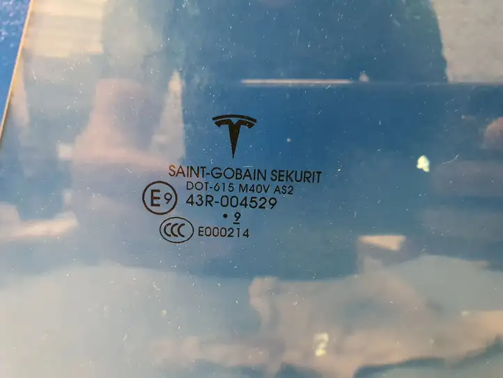 Tesla Model 3 (2017 - 2023) Стекло задней двери — фото 2