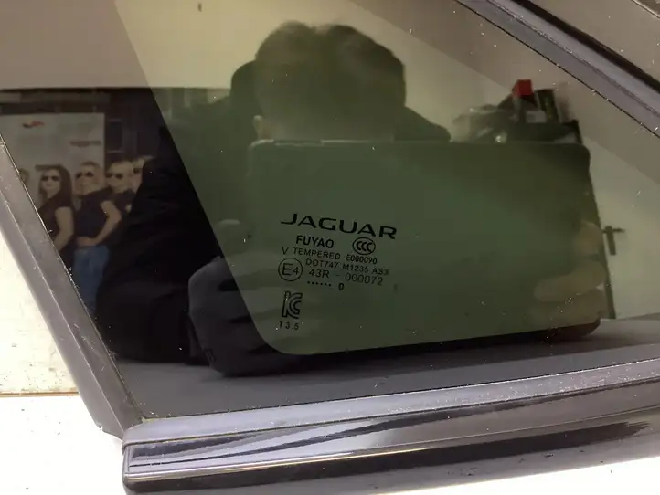 Jaguar E-Pace (2017 - ) Заднее боковое стекло — фото 2