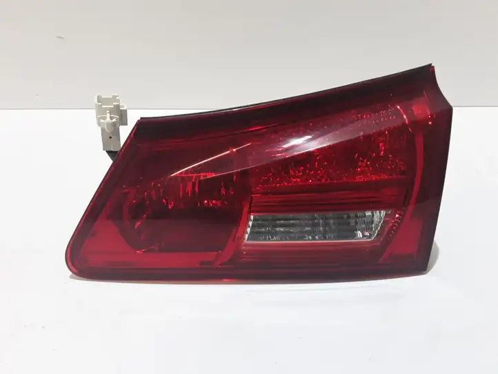 Lexus IS 220D-250-350 (2005 - 2010) Задний фонарь в крышке багажника — фото 1
