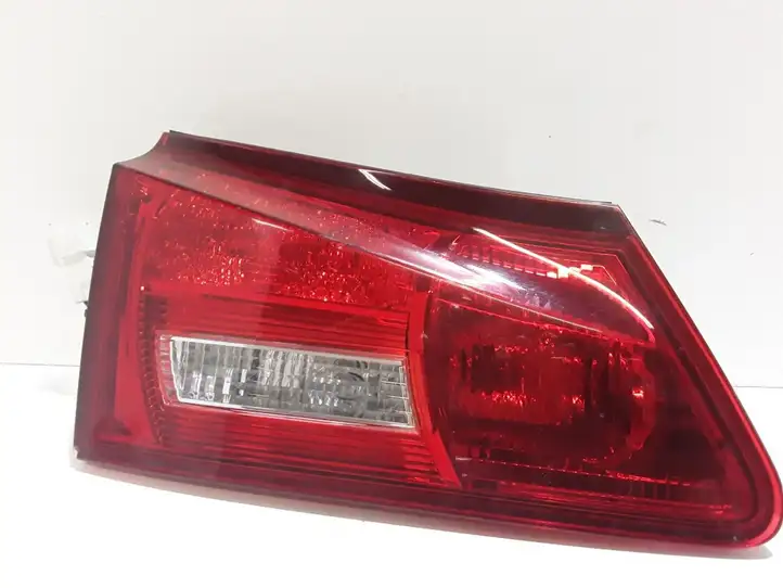 Lexus IS 220D-250-350 (2005 - 2010) Задний фонарь в крышке багажника — фото 1