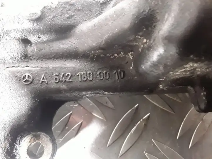 Chrysler 300 - 300C (2005 - 2011) 6740273366 Кронштейн масляного фильтра — фото 7
