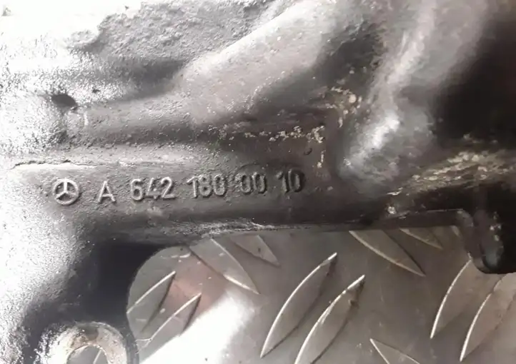 Chrysler 300 - 300C (2005 - 2011) 6740273366 Кронштейн масляного фильтра — фото 8