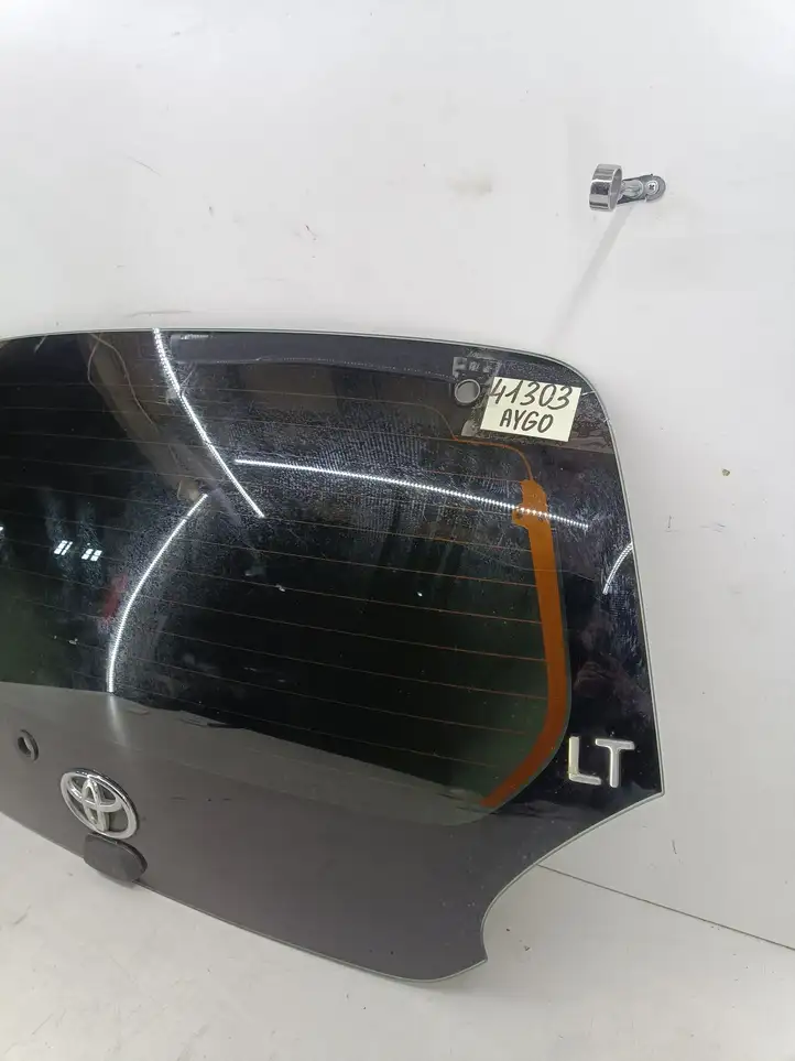 Toyota Aygo AB10 (2005 - 2008) Открывающееся стекло крышки багажника — фото 2