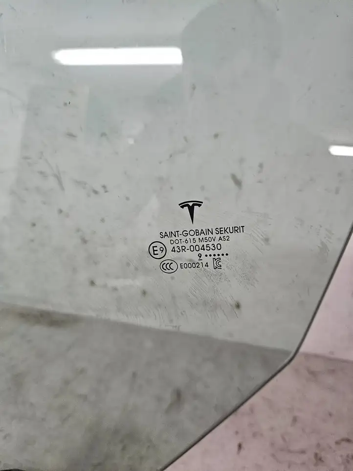 Tesla Model 3 (2017 - 2023) 43R004530 Стекло передней двери — фото 3