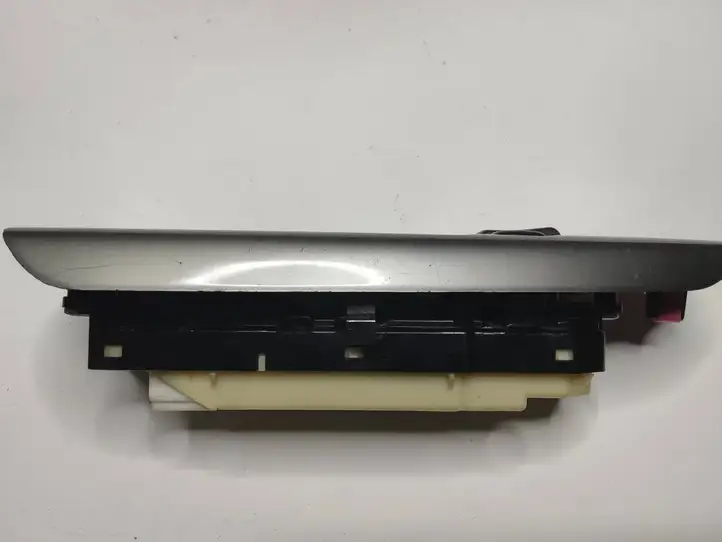 Toyota Land Cruiser (J120) (2002 - 2009) 8404060053 Блок кнопок стеклоподъемников — фото 3