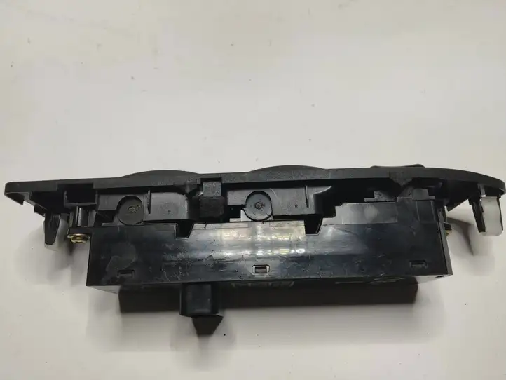 Mitsubishi Pajero (2006 - 2011) 8608A110 Блок кнопок стеклоподъемников — фото 3