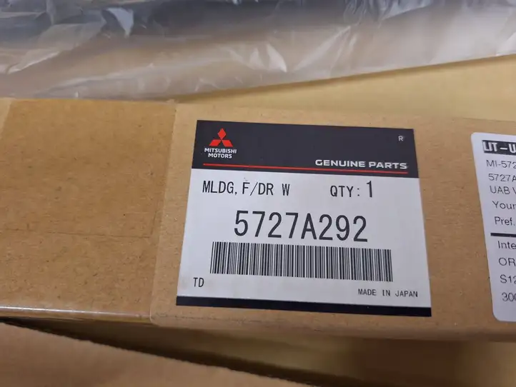 Mitsubishi Outlander (2018 - 2021) 5727A292 Накладка стекла двери — фото 2
