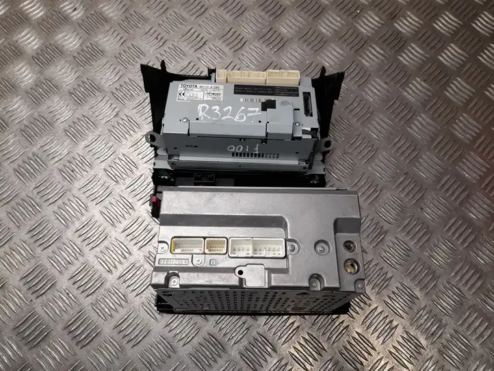 Toyota Prius (XW30) (2009 - 2015) 8612047221 Магнитола / мультимедийная система — фото 5