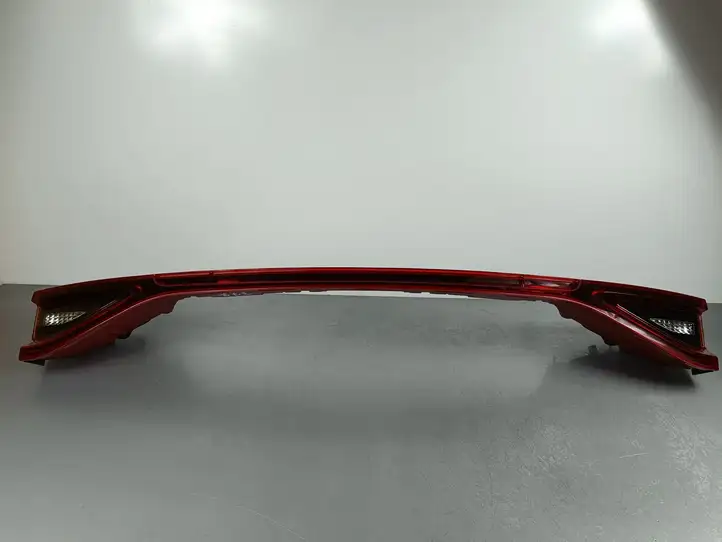 Kia Stinger (2017 - ) Задний фонарь в крышке багажника — фото 1