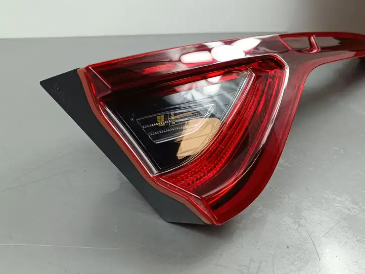 Kia Stinger (2017 - ) Задний фонарь в крышке багажника — фото 16