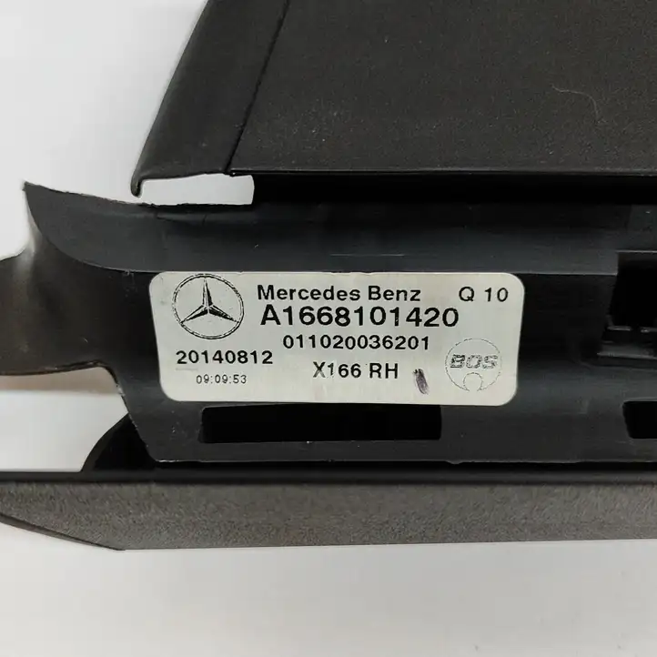 Mercedes-Benz GL X166 (2013 - 2019) A1667371480 Солнцезащитная шторка задней двери — фото 5