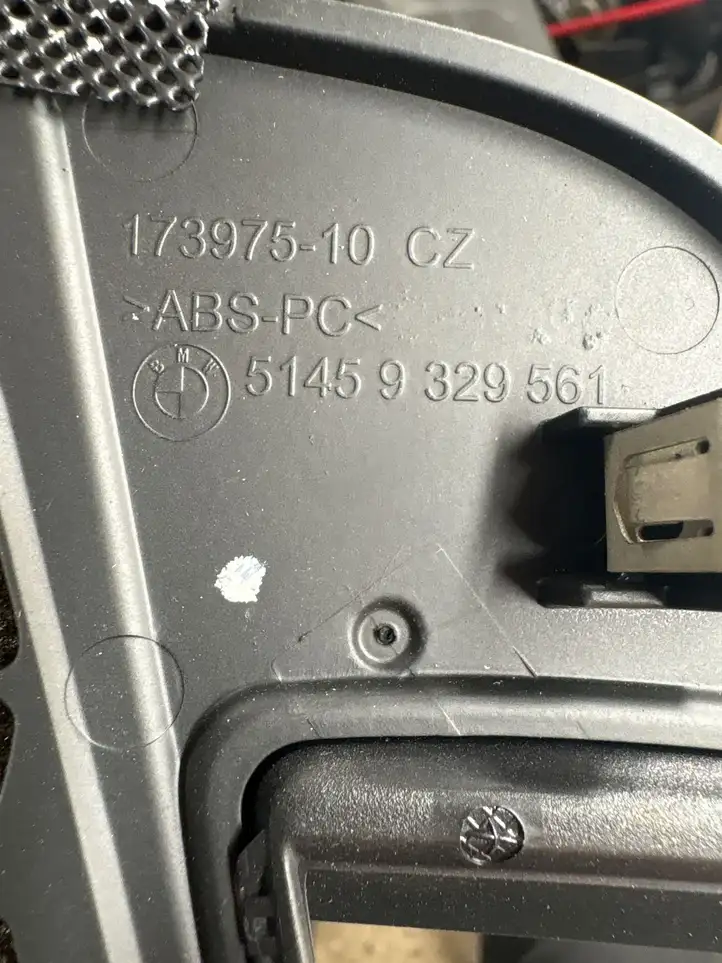BMW 5 G30 G31 (2016 - ) 51459329561 Накладка центрального динамика — фото 3