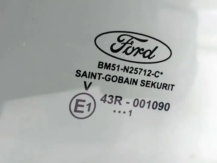 Ford Focus (2011 - 2015) BM51N25712C Стекло задней двери — фото 2