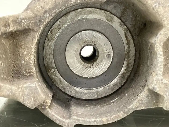 Volkswagen PASSAT B7 (2011 - 2014) 03L903143C Кронштейн топливного насоса — фото 6