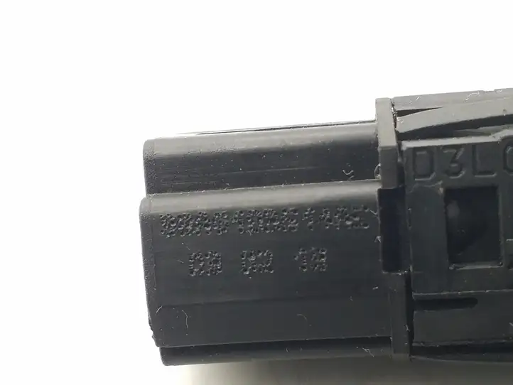 Ford Focus (1998 - 2004) 98AG19B514AE Кнопка закрытия крышки багажника — фото 2