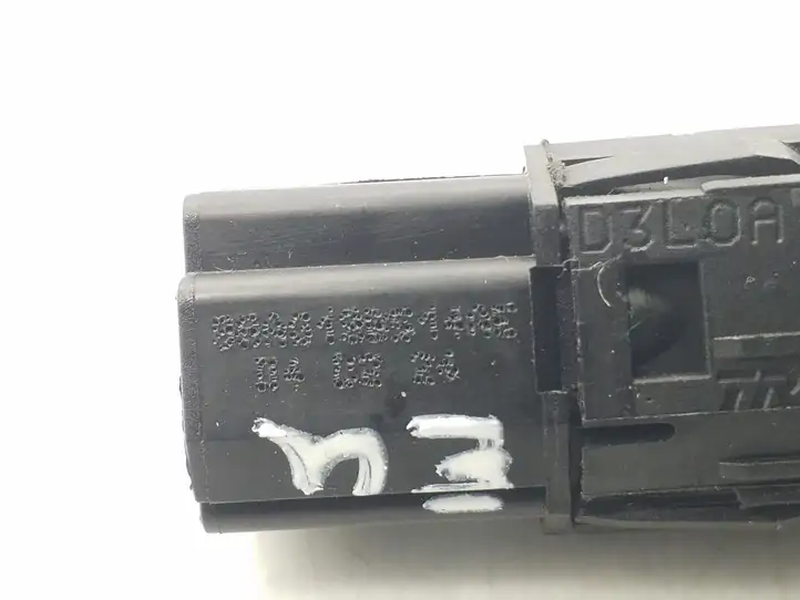 Ford Focus (1998 - 2004) 98AG19B514AE Кнопка закрытия крышки багажника — фото 2