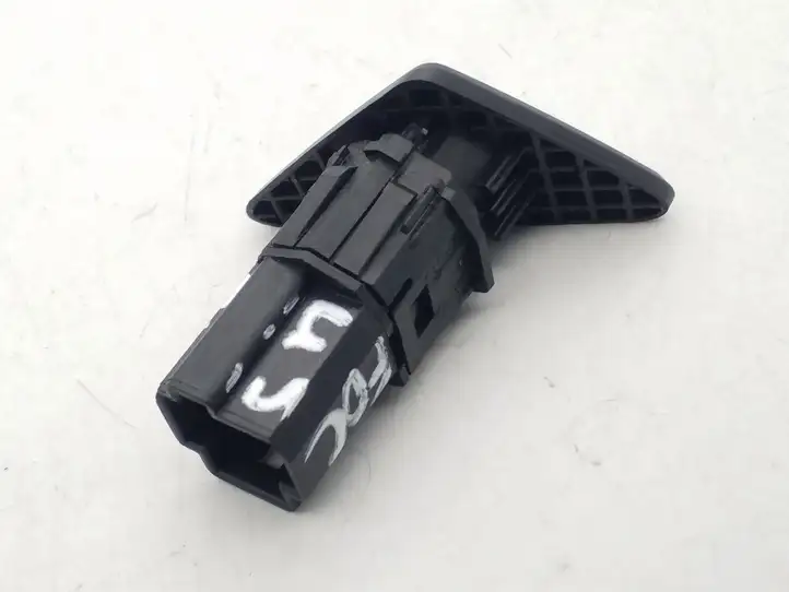Ford Focus (1998 - 2004) 98AG19B514AE Кнопка закрытия крышки багажника — фото 3