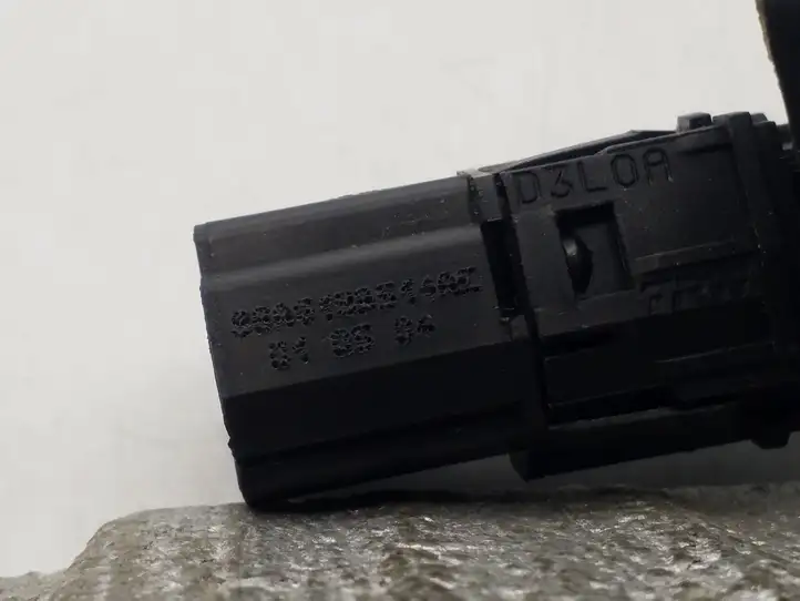 Ford Focus (1998 - 2004) 98AG19B514AE Кнопка закрытия крышки багажника — фото 3