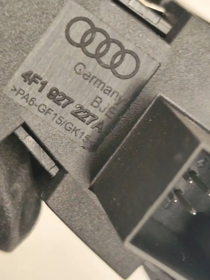 Audi A6 S6 C6 4F (2004 - 2008) 4F1927227A Кнопка бардачка — фото 5