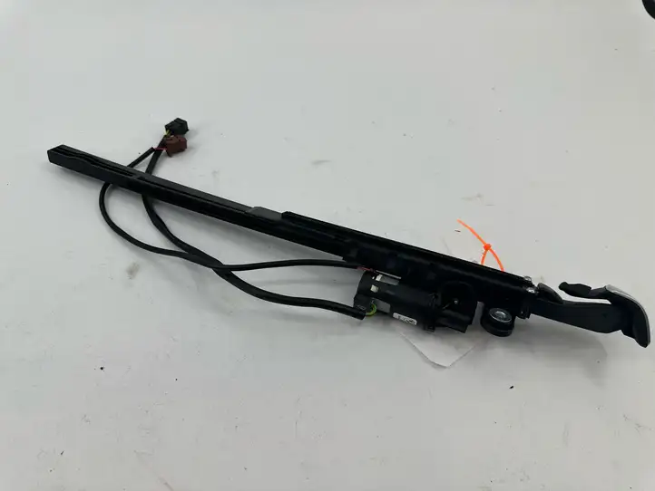 BMW 4 F32 F33 (2013 - 2017) 72117307915 Электродвигатель регулировки ремня безопасности — фото 11