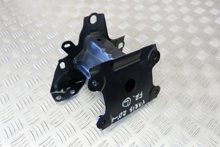 Toyota Yaris XP210 (2020 - ) 57014K0010 Амортизатор переднего бампера — фото 1