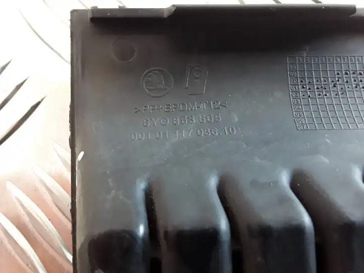 Skoda Fabia Mk1 (6Y)   6Y0853665 Нижняя решётка (из трех частей)