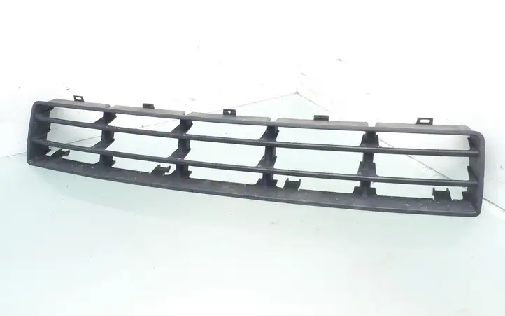 Volkswagen Golf IV   1J0853677D Нижняя решётка (из трех частей)