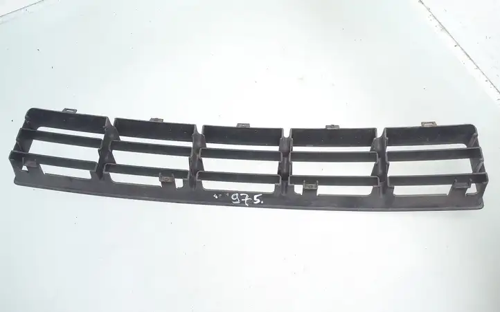 Volkswagen Golf IV   1J0853677D Нижняя решётка (из трех частей)