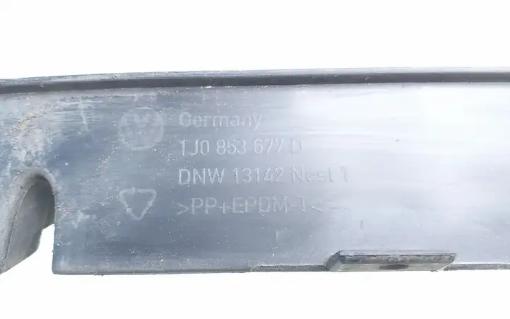 Volkswagen Golf IV   1J0853677D Нижняя решётка (из трех частей)