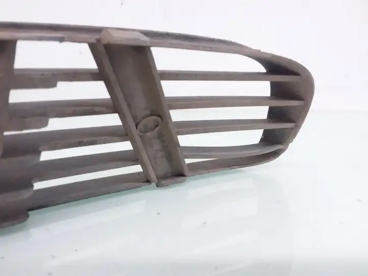 Volkswagen PASSAT B5 (1997 - 2000) 3B0853677B Нижняя решетка переднего бампера — фото 4