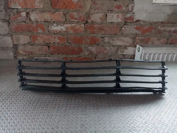 Volkswagen PASSAT B5.5 (2001 - 2005)   Нижняя решётка (из трех частей)