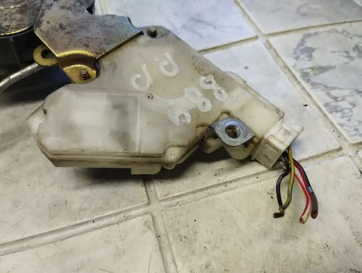 Nissan Almera N16 (2000 - 2010) 8055261U66 Замок передней двери — фото 3