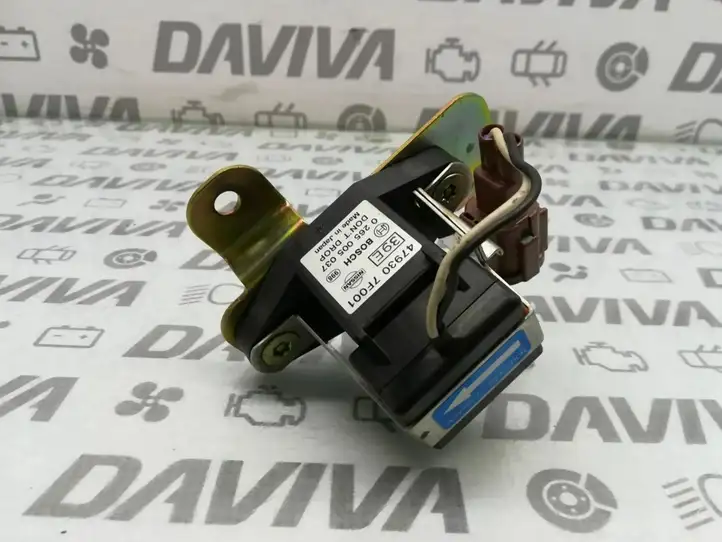 Nissan Terrano (1992 - 2006) 479307F001 Датчик удара SRS — фото 1