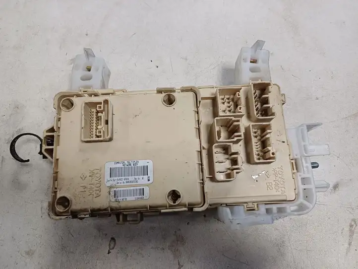 Toyota Corolla Verso AR10 (2004 - 2009) 892210F010 Блок предохранителей — фото 2