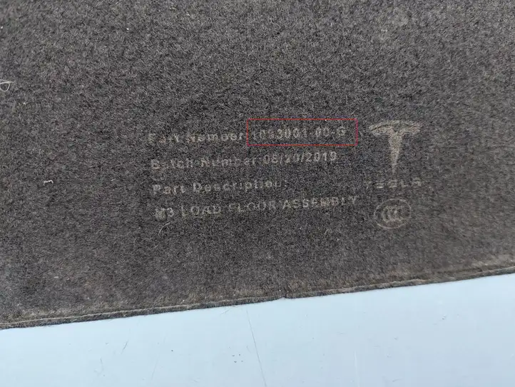 Tesla Model 3 (2017 - 2023) 108300100G Прочие детали салона — фото 5