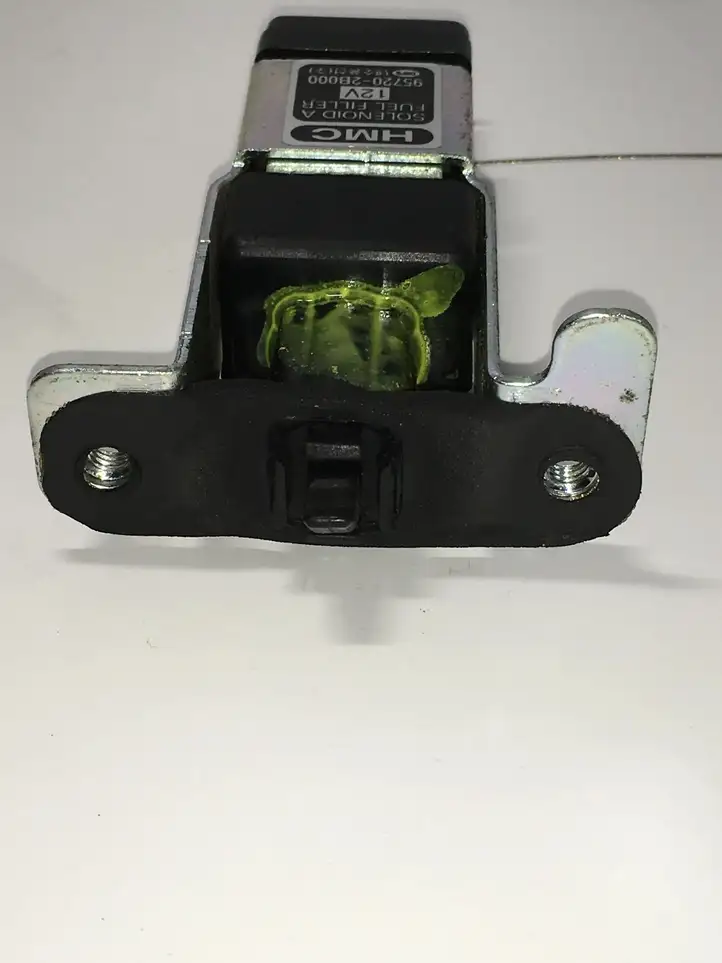 Hyundai Santa Fe (2009 - 2012) 812302B000 Замок крышки топливного бака — фото 2
