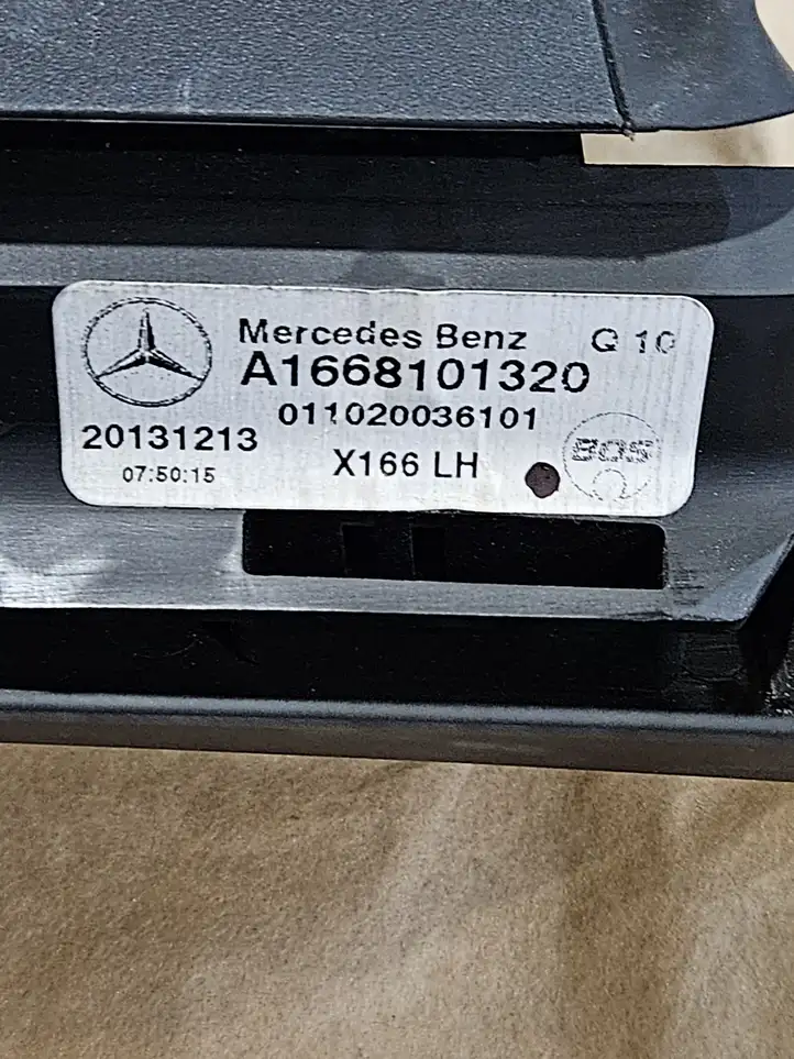 Mercedes-Benz GL X166 (2013 - 2019) A1667371380 Солнцезащитная шторка багажника — фото 5