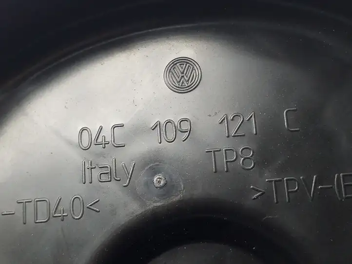 Volkswagen Jetta VI (2011 - 2018) 04C109121C Защита ремня ГРМ — фото 3