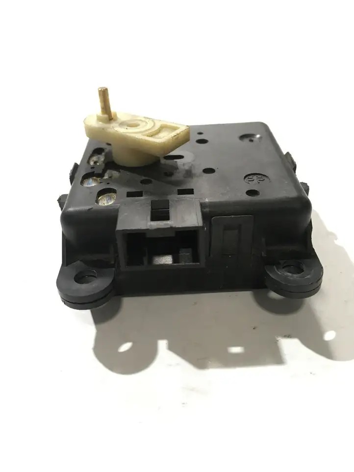 Nissan Terrano (1992 - 2006) 3J30030820 Двигатель задвижки потока воздуха — фото 3