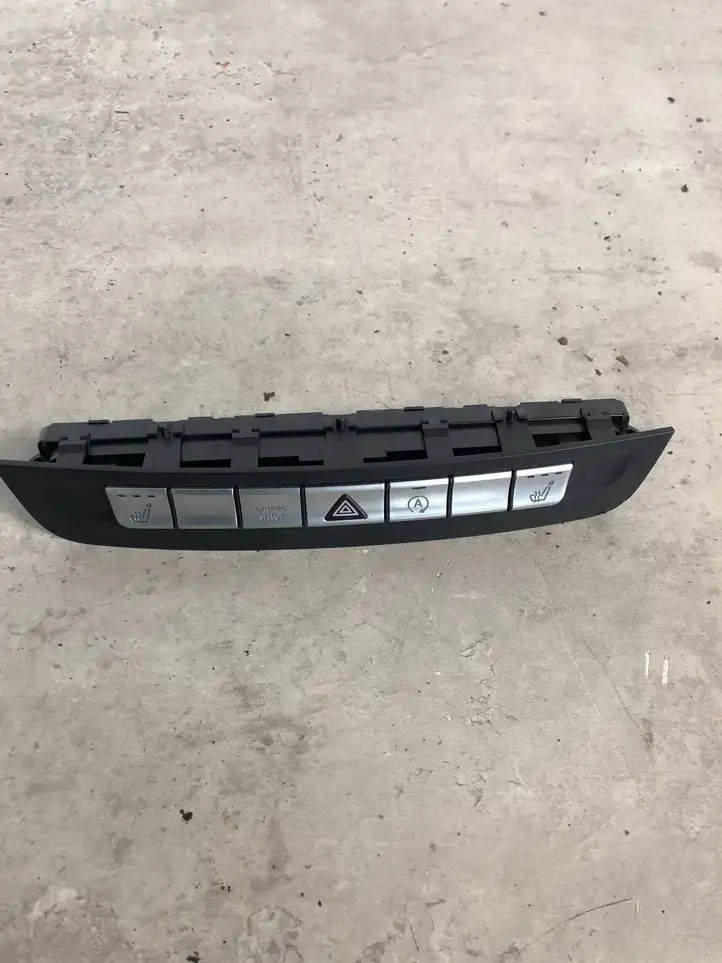 Mercedes-Benz A W176 (2012 - 2018) A2469058002 Включатель обогрева — фото 1