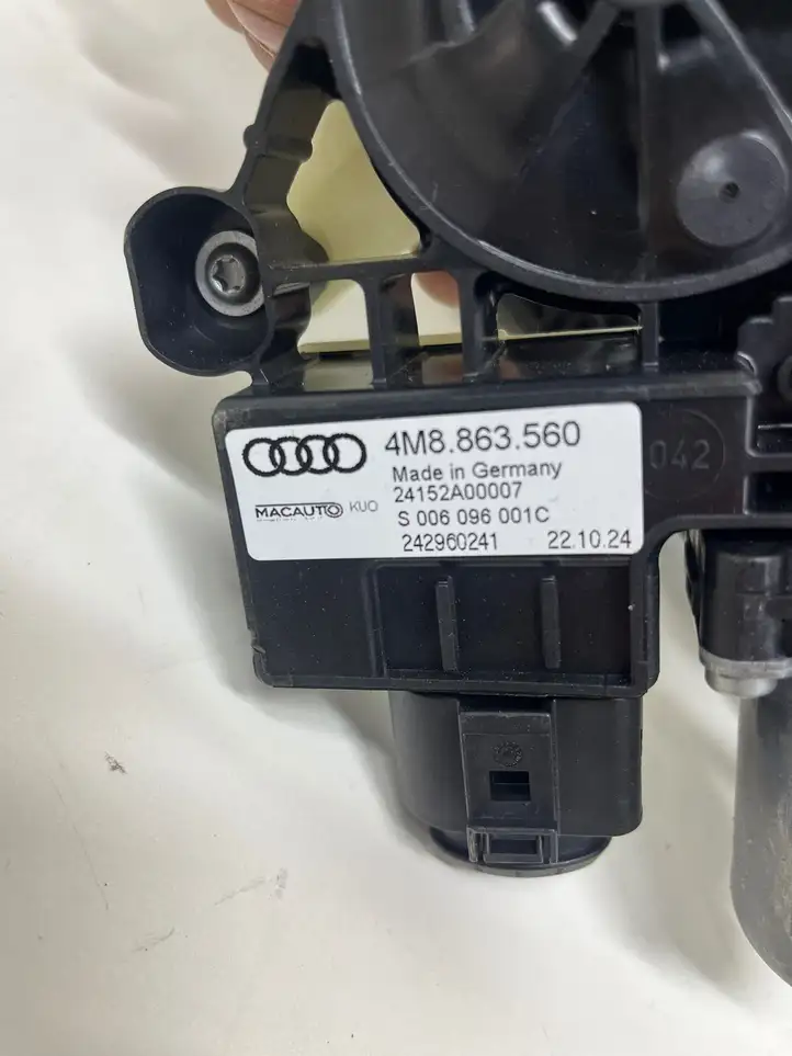 Audi Q8 (2018 - ) 4M8863560 Механизм шторки багажника — фото 4