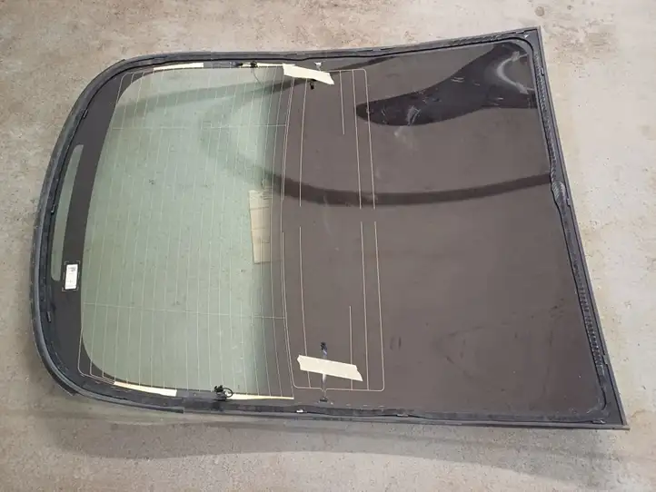 Tesla Model 3 (2017 - 2023) 1647645-00-B Заднее стекло — фото 4